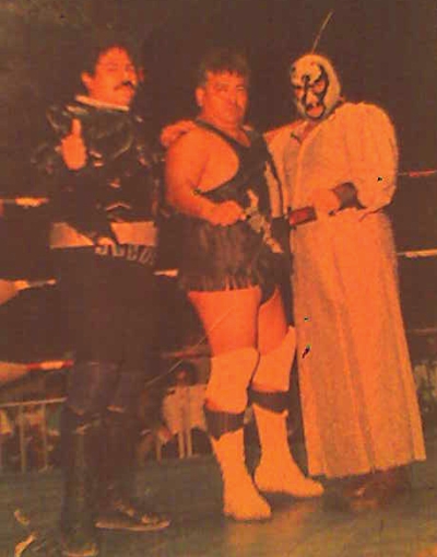 El Chacal con luchadores de AAA - México